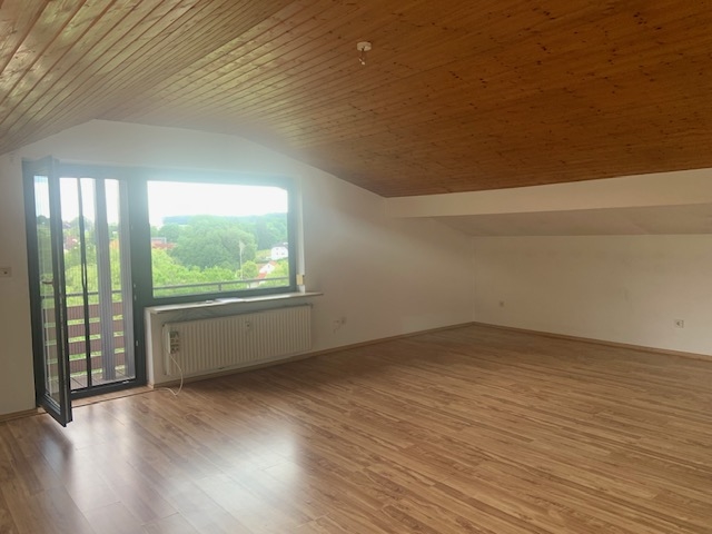wohlbach-gemuetliche-34-m-dachgeschosswohnung-mit-tollem-balkonausblick-ins-gruene-sofort-frei